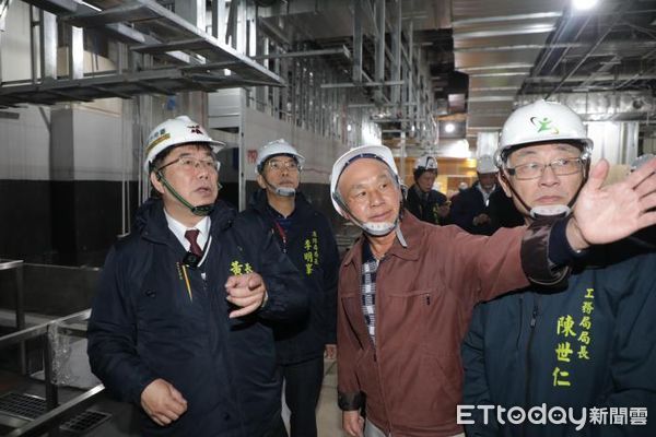 ▲台南市政府啟動跨局處巡查抽檢，市長黃偉哲親率工務局、勞工局、消防局前往新光三越百貨台南新天地，了解正在整修裝潢之商場櫃位及商場空間施作工程，確保公共安全。（圖／記者林東良翻攝，下同）