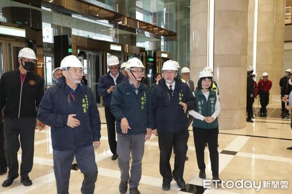 ▲台南市政府啟動跨局處巡查抽檢，市長黃偉哲親率工務局、勞工局、消防局前往新光三越百貨台南新天地，了解正在整修裝潢之商場櫃位及商場空間施作工程，確保公共安全。（圖／記者林東良翻攝，下同）
