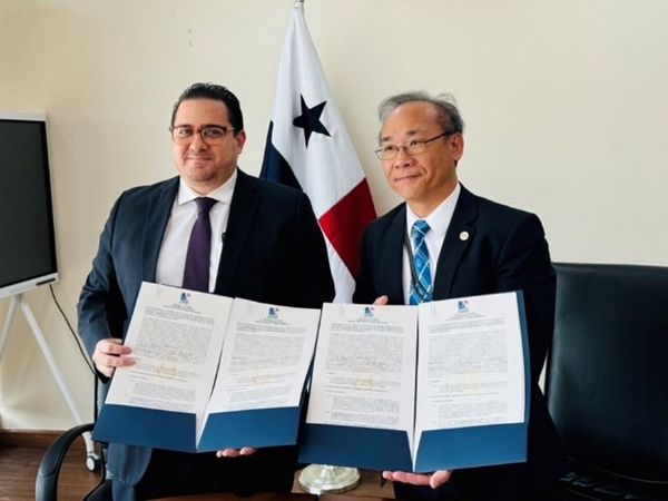 ▲PMA商船總幹事Ram&oacute;n Franco(左)與CR鄭志文執行長(右)簽約合影。（圖／CR提供）