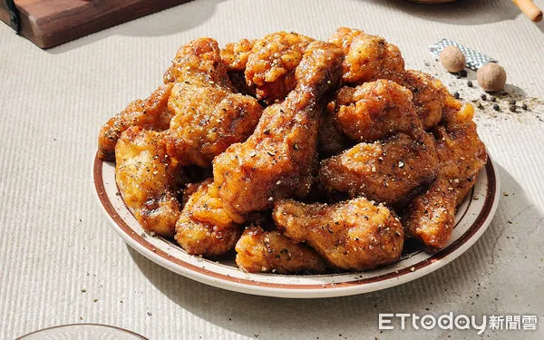 ▲▼本村炸雞Bonchon推期限限定「蜂蜜黑胡椒」炸雞。（圖／本村炸雞Bonchon提供）