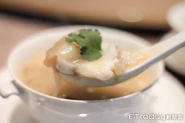 ▲朧粵「私房手路菜」須前3天預訂。（圖／記者黃士原攝）