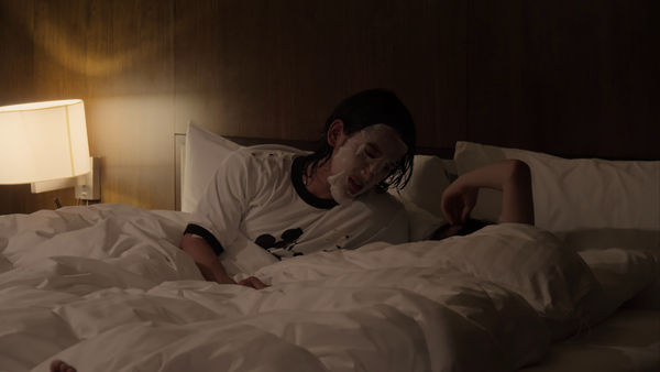 ▲▼ 《單身4》時安、俊諝同床纏綿⋯製作人：我們也嚇到　首談「兩人真實關係」。（圖／翻攝自Netflix）