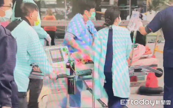 ▲▼台中新光三越氣爆，澳門2歲小女童送醫，父母陪同上救護車。（圖／記者游瓊華翻攝）
