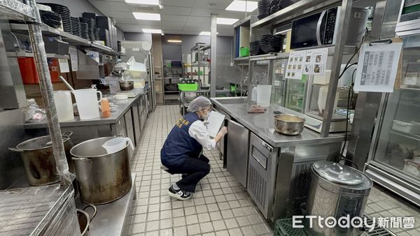 ▲高雄左營區新光三越某火鍋店，老鼠跳上桌嚇壞顧客，衛生局前往稽查。（圖／記者賴文萱翻攝，下同）