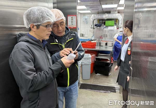 ▲▼台北市建管處大型百貨商場餐飲區裝修抽查  新光三越南西店。（圖／記者屠惠剛攝）