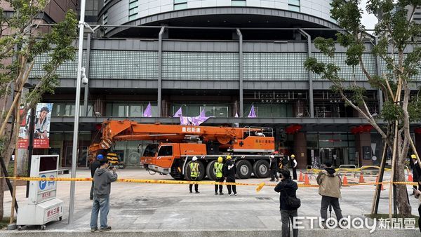 ▲▼新光三越氣爆，大型吊車到場。（圖／記者陳以昇攝）
