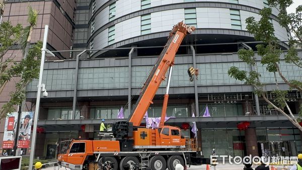 ▲▼新光三越氣爆，大型吊車到場。（圖／記者陳以昇攝）