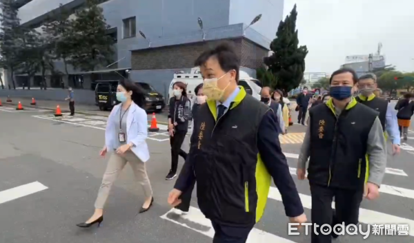 ▲▼             澳門一家7口2死5傷，親友團到醫院探視。（圖／民眾提供）