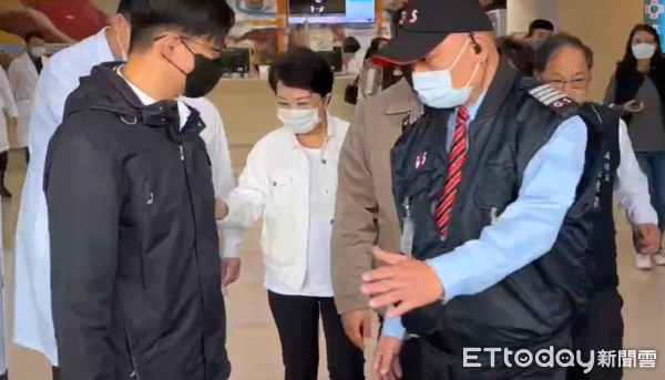 ▲▼             澳門一家7口2死5傷，親友團到醫院探視。（圖／民眾提供）