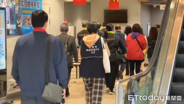 ▲▼             澳門一家7口2死5傷，親友團到醫院探視。（圖／民眾提供）