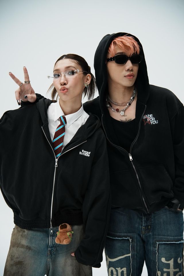 ▲▼&Oslash;ZI 與Karencici受邀至香港舉辦限定演唱會。（圖／華納提供）