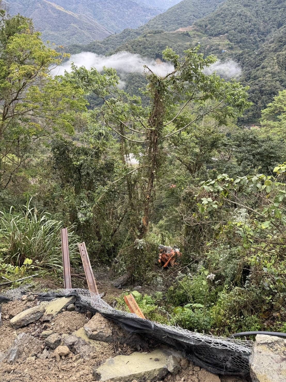 ▲水泥預拌車於仁愛鄉廬山馬赫坡部落產業道路墜谷，駕駛幸運獲救。（圖／記者高堂堯翻攝）