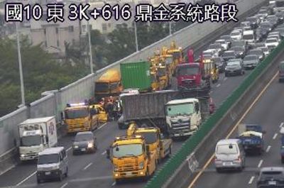 快訊/國10鼎金系統5車連環撞2傷 聯結車「折甘蔗」後方紫爆