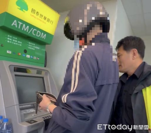 ▲屏東警察分局社皮派出所副所長張誌成、警員翁榮霖逮獲陳姓車手             。（圖／記者陳崑福翻攝）
