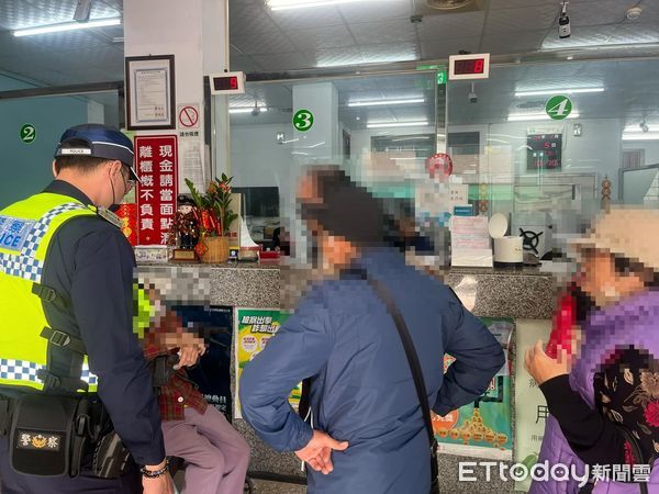 ▲潮州警分局竹田所警員黃俊堯、警員劉家豪成功阻止黃婦被騙            。（圖／記者陳崑福翻攝）