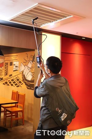 ▲▼高雄百貨大安檢！新光三越三多店爆缺失，美食街鐵捲門妨礙逃生。（圖／記者賴文萱翻攝）