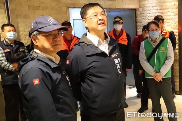 ▲▼高雄百貨大安檢！新光三越三多店爆缺失，美食街鐵捲門妨礙逃生。（圖／記者賴文萱翻攝）