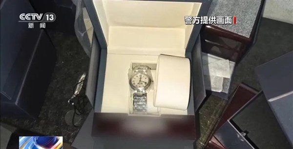 ▲▼陸男手機自己下單名錶。（圖／翻攝自央視新聞）