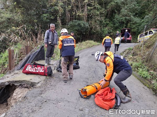 ▲水泥預拌車於仁愛鄉廬山馬赫坡部落產業道路墜谷，駕駛幸運獲救。（圖／記者高堂堯翻攝）