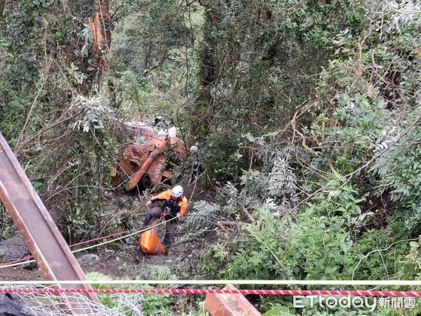 ▲水泥預拌車於仁愛鄉廬山馬赫坡部落產業道路墜谷，駕駛幸運獲救。（圖／記者高堂堯翻攝）