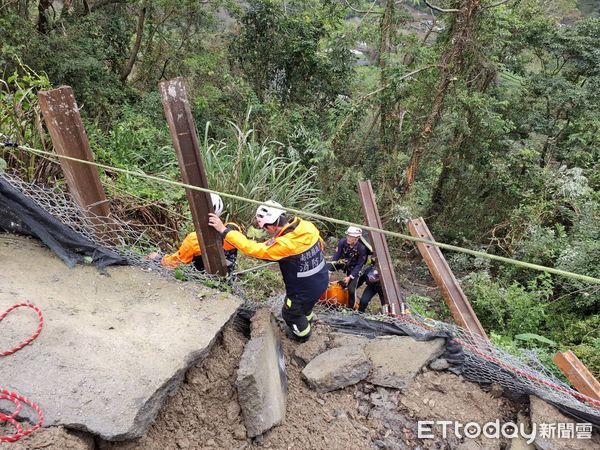 ▲水泥預拌車於仁愛鄉廬山馬赫坡部落產業道路墜谷，駕駛幸運獲救。（圖／記者高堂堯翻攝）