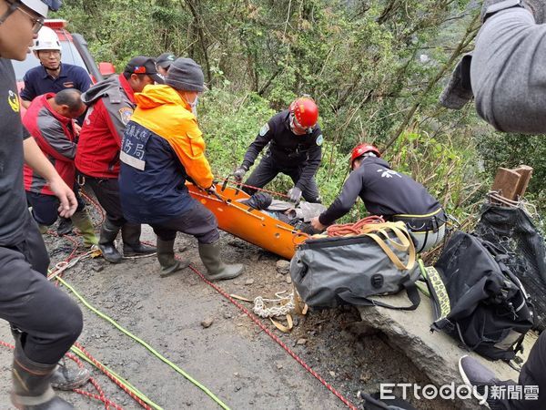 ▲水泥預拌車於仁愛鄉廬山馬赫坡部落產業道路墜谷，駕駛幸運獲救。（圖／記者高堂堯翻攝，下同）