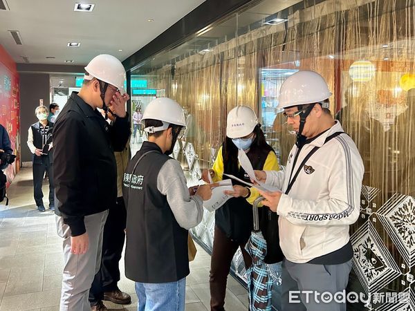 ▲屏縣府14日聯合巡檢百貨商場美食街             。（圖／屏東縣政府提供）