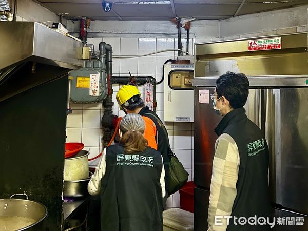 ▲屏縣府14日聯合巡檢百貨商場美食街             。（圖／屏東縣政府提供）