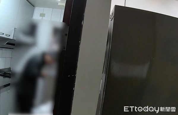 ▲台南市警永康分局警方，持電擊槍朝林男電擊而成功奪刀化解危機。（圖／記者林東良翻攝，下同）