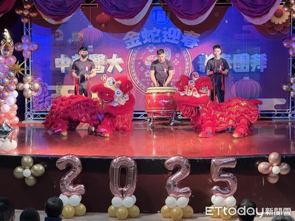 ▲中華醫大新春團拜，陸軍第八軍團三九化學兵群舞獅隊帶來「祥獅獻瑞」表演，董事長陳智文偕同校長孫逸民等發送開運錢母祝福大家發大財。（圖／記者林東良翻攝，下同）