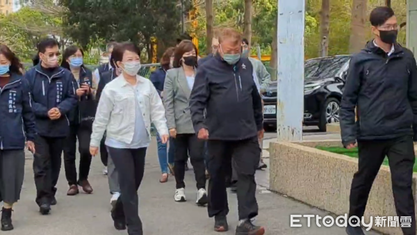 ▲▼台中新光三越氣爆，市長盧秀燕到死者33歲陳姓男樓管靈堂上香。（圖／民眾提供）