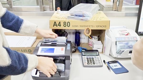 ▲法務部執行署桃園分署執行官昨天訊問婚紗公司前楊姓董座，因積欠4500萬營業稅未繳納，認為應依法向法院管收，楊男向親友借款200萬辦理分期繳納才獲釋。（圖／桃園分署提供）