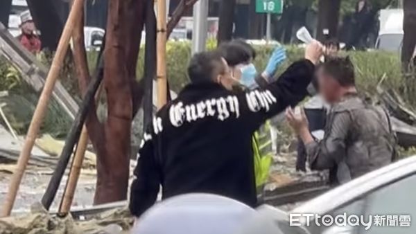 ▲台中新光三越氣爆，熱心男身分曝光，是某醉鵝餐廳前董座。（圖／記者白珈陽翻攝，下同）