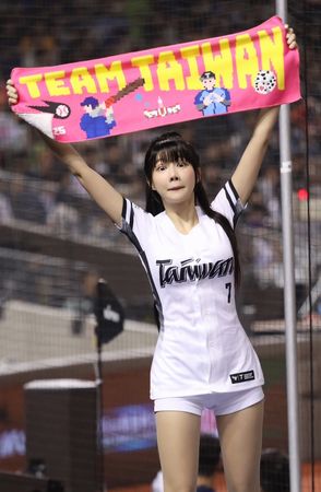 ▲韓國啦啦隊睦那京嘟嘴，筠熹互動被粉絲拍下。（圖／樂天桃猿提供）