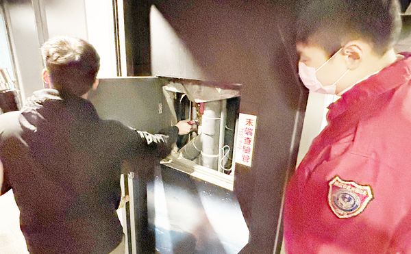 ▲桃園市府專案聯合稽查今天針對轄區商場百貨稽查天然氣管線，以確保用氣安全。（圖／桃園市消防局提供）