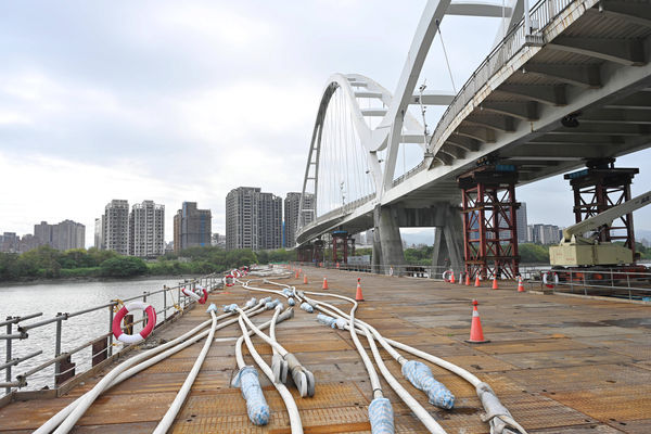▲▼侯友宜視察新月橋修復進度，預計4月底恢復自行車道通行。（圖／新北市政府提供）