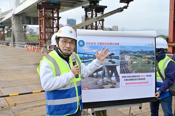 ▲▼侯友宜視察新月橋修復進度，預計4月底恢復自行車道通行。（圖／新北市政府提供）