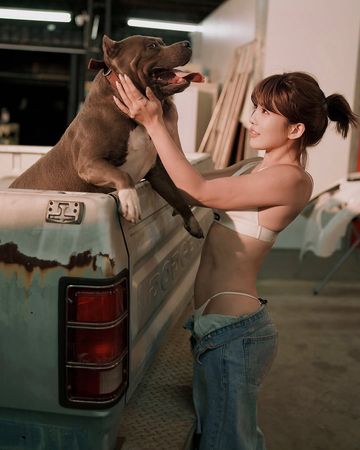 ▲壯壯將褲頭翻開，露出了裡面的白色丁字泳褲。（圖／翻攝自Instagram／ula_shen_）