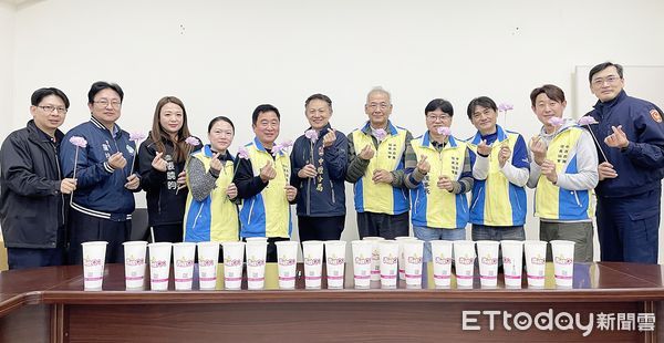 ▲桃園燈會期間，中壢警分局長林鼎泰送給同仁金沙巧克力慰勞，中原商圈發展促進會也致贈飲料與熱食為執勤員警打氣。（圖／記者沈繼昌翻攝）