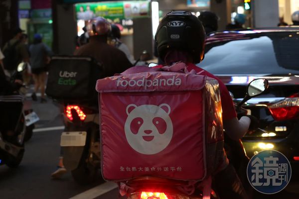 網友透露雨天叫外送，要給外送員小費卻被拒收，對方還透露自己擁有經人身家。（本刊資料照，示意圖，非當事人）