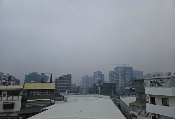 ▲▼新竹市矽膠製品廠火警 環境部晚間對苗栗頭份發出空汙警報。（圖／翻攝自臉書「我是頭份人」）