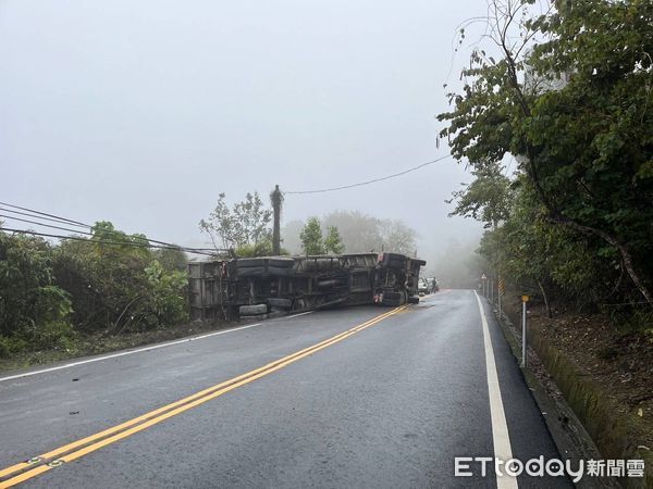 ▲台南市南化區台20線48公里處，14日上午1部滿載石塊的砂石車疑因天雨路滑，轉彎失控翻覆，一度造成雙向車道封閉，孫姓駕駛左手受傷，無生命危險。（圖／記者林東良翻攝，下同）