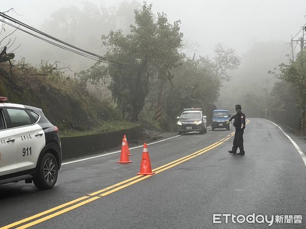 ▲台南市南化區台20線48公里處，14日上午1部滿載石塊的砂石車疑因天雨路滑，轉彎失控翻覆，一度造成雙向車道封閉，孫姓駕駛左手受傷，無生命危險。（圖／記者林東良翻攝，下同）