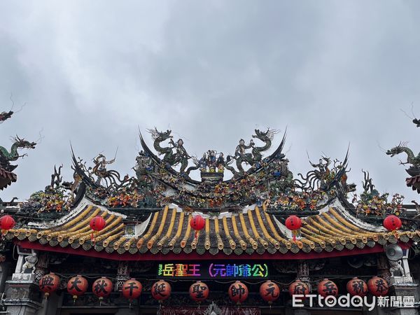 ▲台南後壁區歷史建築下茄苳旌忠廟建築結構因地震損害加劇，台南市文化局代理局長林韋旭，13日率文資處及文資防護團隊，與市議員蔡育輝前往履勘。（圖／記者林東良翻攝，下同）