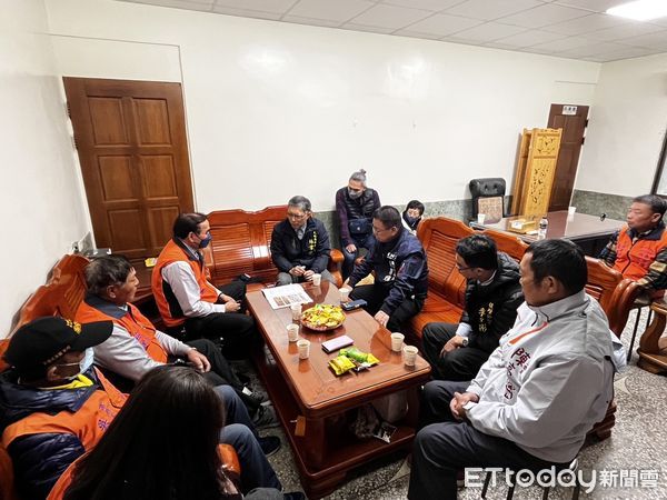 ▲台南後壁區歷史建築下茄苳旌忠廟建築結構因地震損害加劇，台南市文化局代理局長林韋旭，13日率文資處及文資防護團隊，與市議員蔡育輝前往履勘。（圖／記者林東良翻攝，下同）
