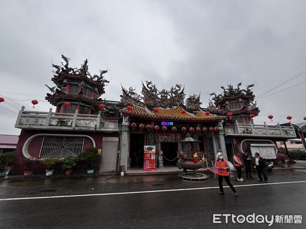 ▲台南後壁區歷史建築下茄苳旌忠廟建築結構因地震損害加劇，台南市文化局代理局長林韋旭，13日率文資處及文資防護團隊，與市議員蔡育輝前往履勘。（圖／記者林東良翻攝，下同）
