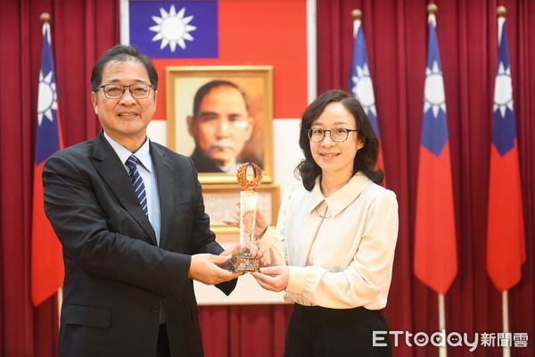 ▲▼法務部長鄭銘謙頒獎表揚績優矯正人員。（圖／矯正署提供）