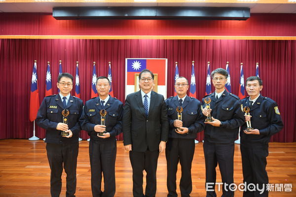 ▲▼法務部長鄭銘謙頒獎表揚績優矯正人員。（圖／矯正署提供）