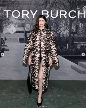▲亞歷珊卓妲妲里奧大衣底下險些走光。（圖／翻攝自Alexandra Daddario Instagram）