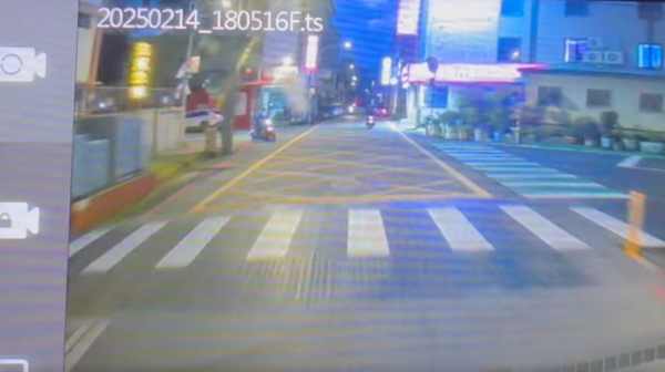 ▲▼時速32km行經桃園這路口「飛起來」　他飆罵市府白痴這樣設計。（圖／翻攝自爆料公社公開版）